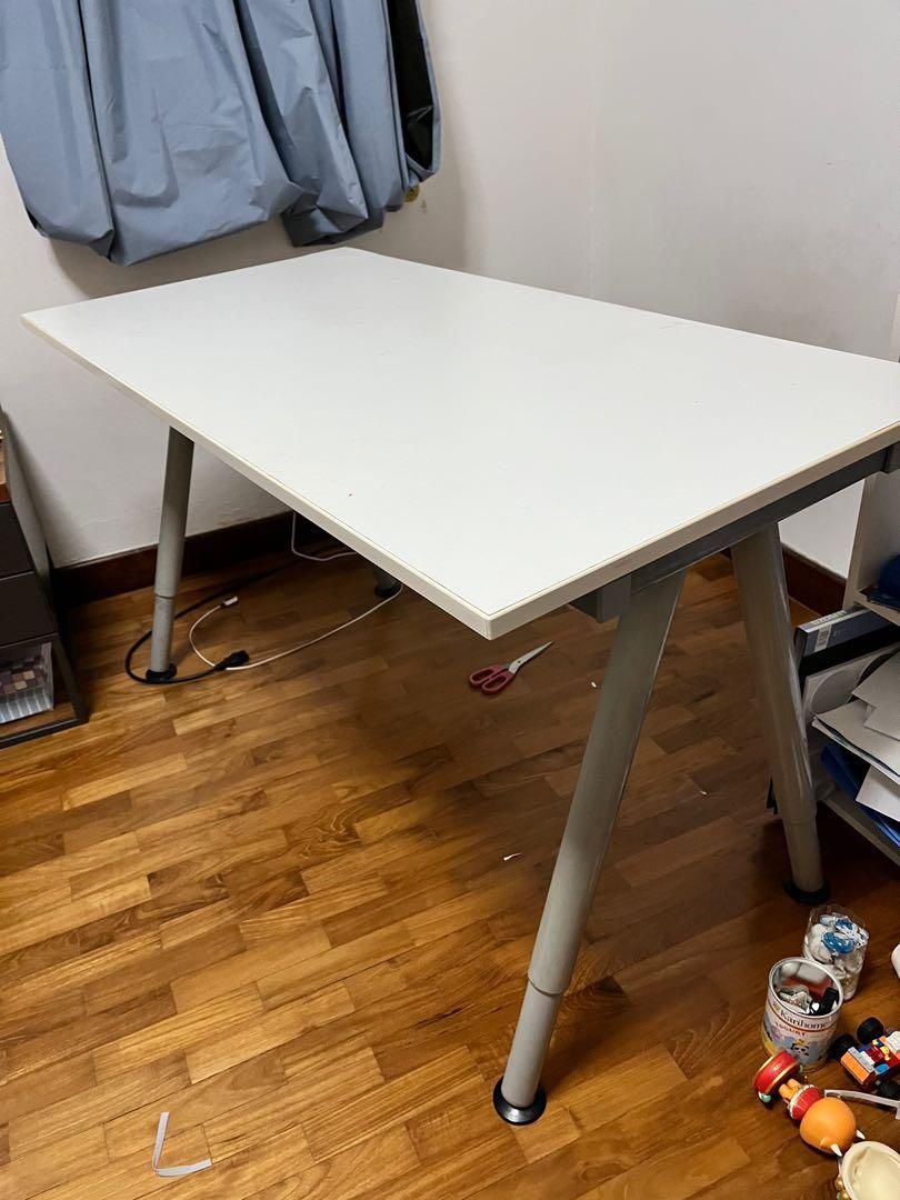 IKEA Thyge Desk excellent Condition for Sale in Freeport NY