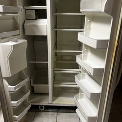 REFRIGERATOR IN GOOD CONDITION  No issues  Everything is working as it should.