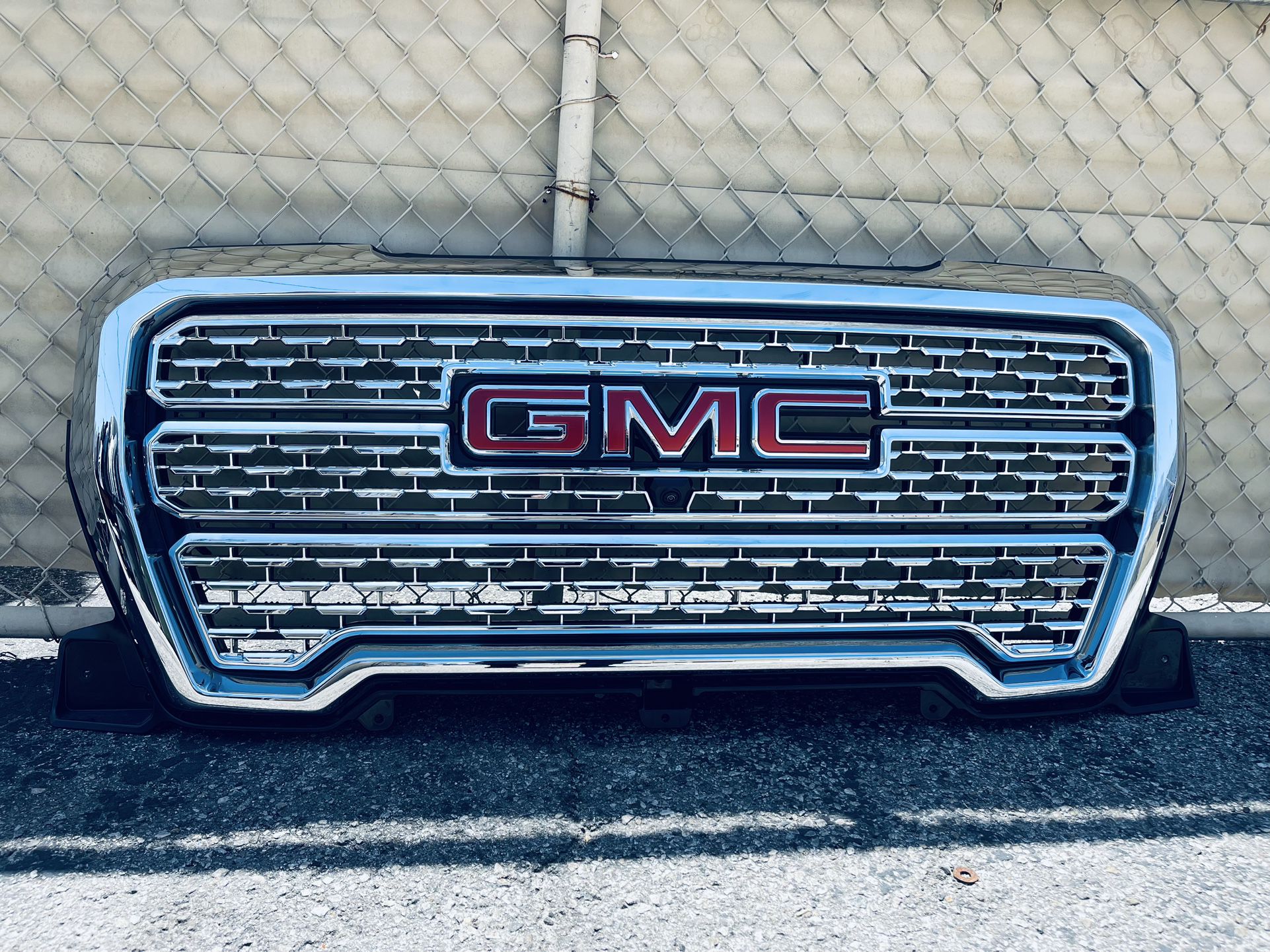 2019-2022 GMC SIERRA DENALI 1500 FRONT GRILLE WITH CAMERA OEM 