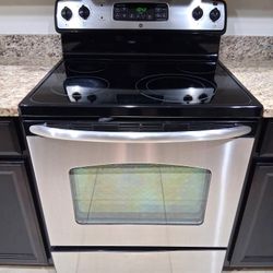 Electric stove/oven/range in very good condition.