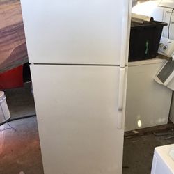 General Electric 18 Cu Ft Refrigerator 