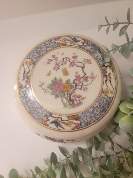 Gorgeous Japanese Style Porcelain Jewelry Holder For Sale