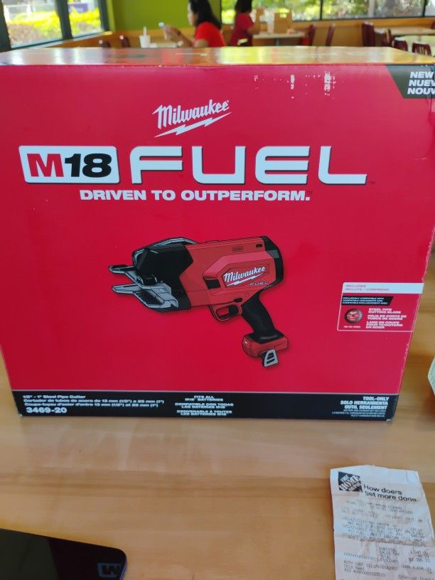 New In Box Milwaukee M18 Fuel 1/2in-1in Steel Pipe Cutter