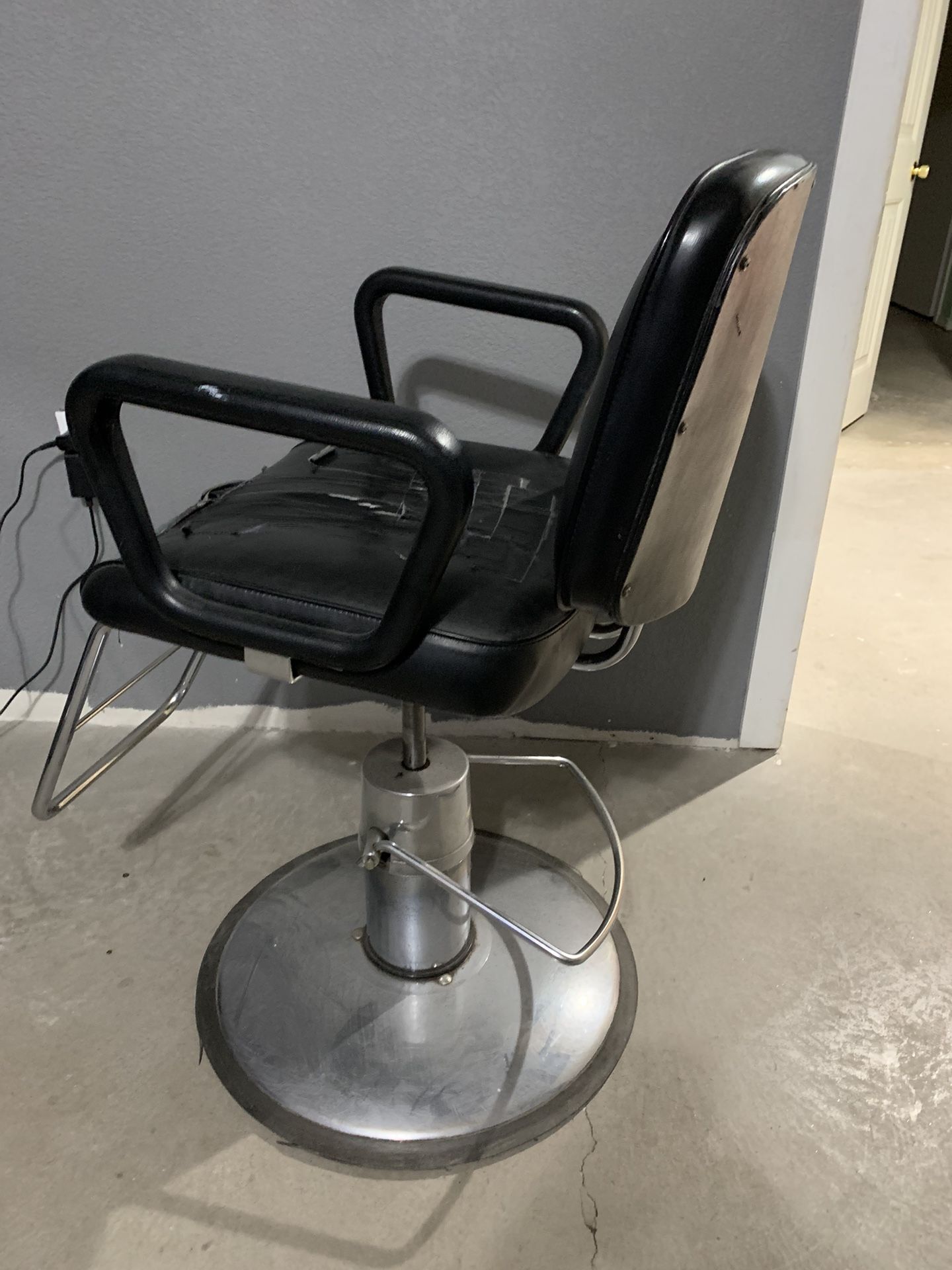 BARBER CHAIR