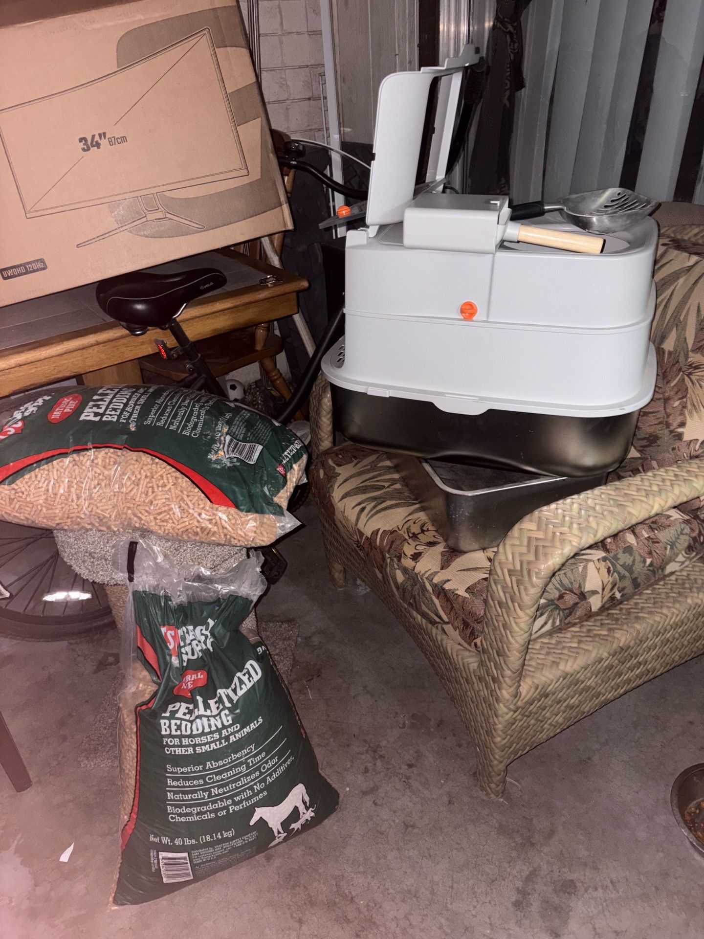 Cat litter/ Litter boxes