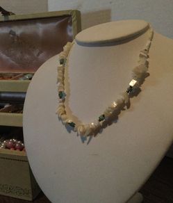 Shell, green and gold bead accent chocker necklace