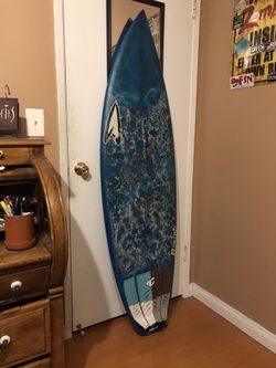 Roberts Surfboard 5’8