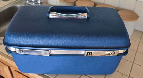 vintage blue Samsonite hardshell cosmetic train case