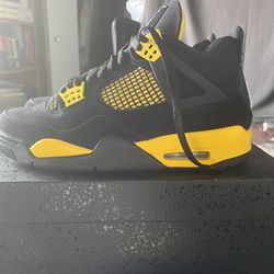 Air Jordan 4 Thunder 