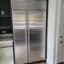 Sub Zero Refrigerator Freezer Model 642