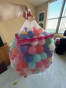 Collapsible ball pit