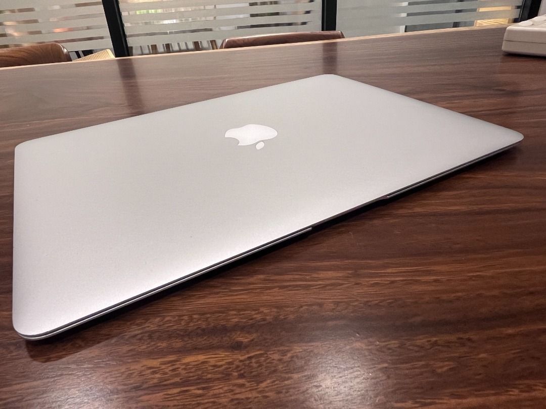 Apple MacBook Air 13” I5/8GB/256GB SSD $180