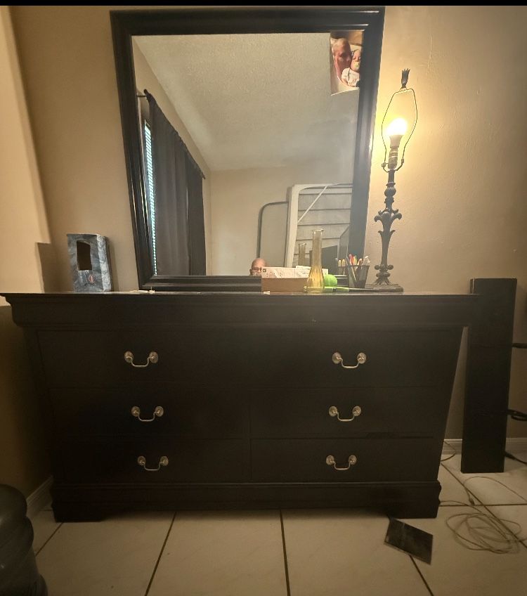 6 Drawers Dresser With Mirror In Great Condition