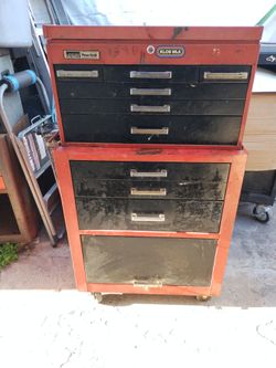 Tool box old school. Good condition no key.