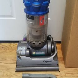 NEW cond DYSON DC33 VACUUM WITH COMPLETE ATTACHMENTS  , AMAZING POWER SUCTION  , WORKS EXCELLENT  , 