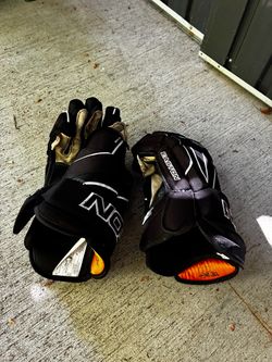 Hockey gloves