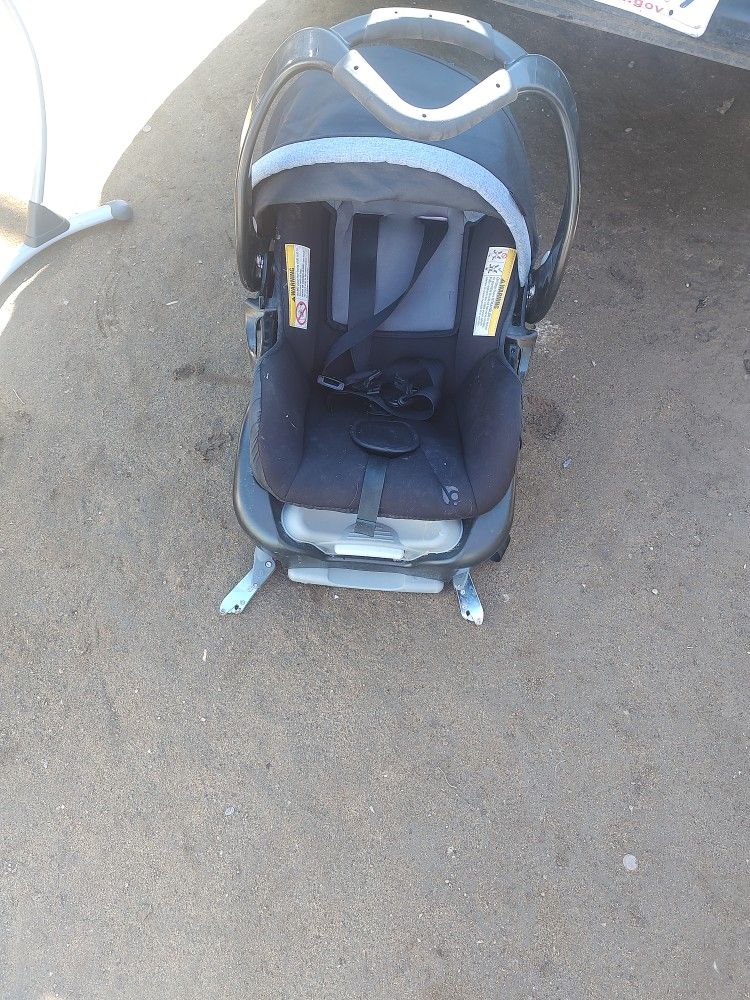 Un Porta Bebe Y Silla Para Carro