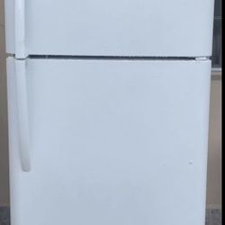 Frigidaire Refrigerator/ Refrigerador Frigidaire/ Delivery Available/ Entrega Dispónible 