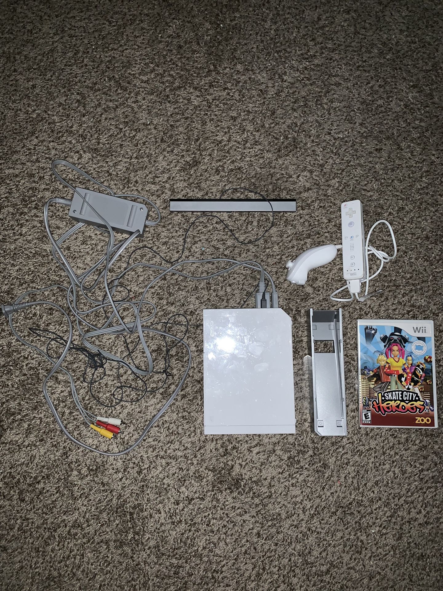 NINTENDO WII CONSOLE SYSTEM WITH ALL CORDS, REMOTE CONTROLLER & VIDEO GAME