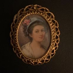 Vintage Portrait Brooch – Gold Tone Frame – Elegant Victorian Style