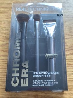 Real Techniques Limited Edition Chrome Era It’s Giving Base Brush Set