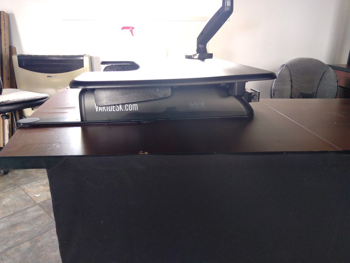 Vari Desk Adjustable With Monitor Mount for Sale in Marysville, WA