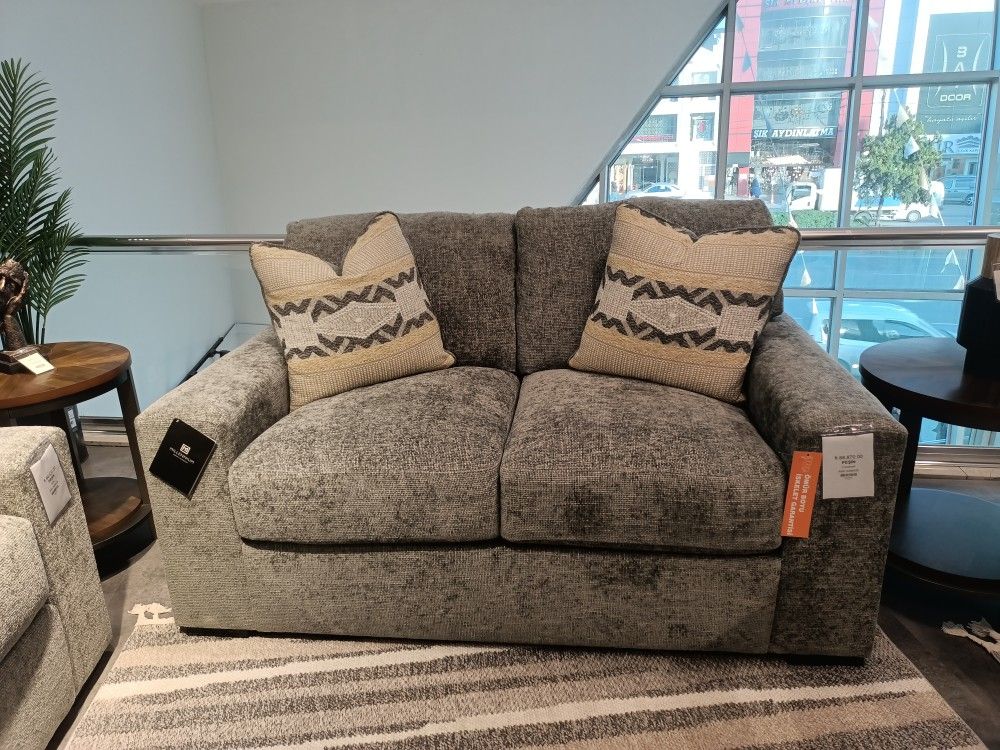 Dunmor Graphite Loveseat
Ashley Furniture$10 Down Payment And Financing Available