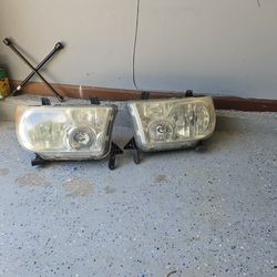 2007 Toyota Tundra HEADLIGHTS.