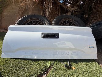 Toyota Tacoma 2016-2023 tailgate