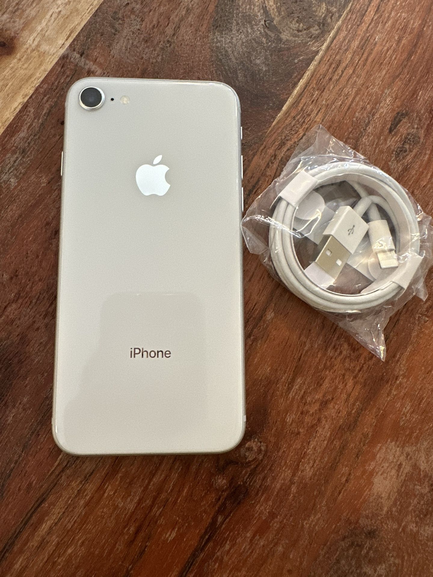 iPhone 8 White 64 GB UNLOCKED Really Nice Conditions 