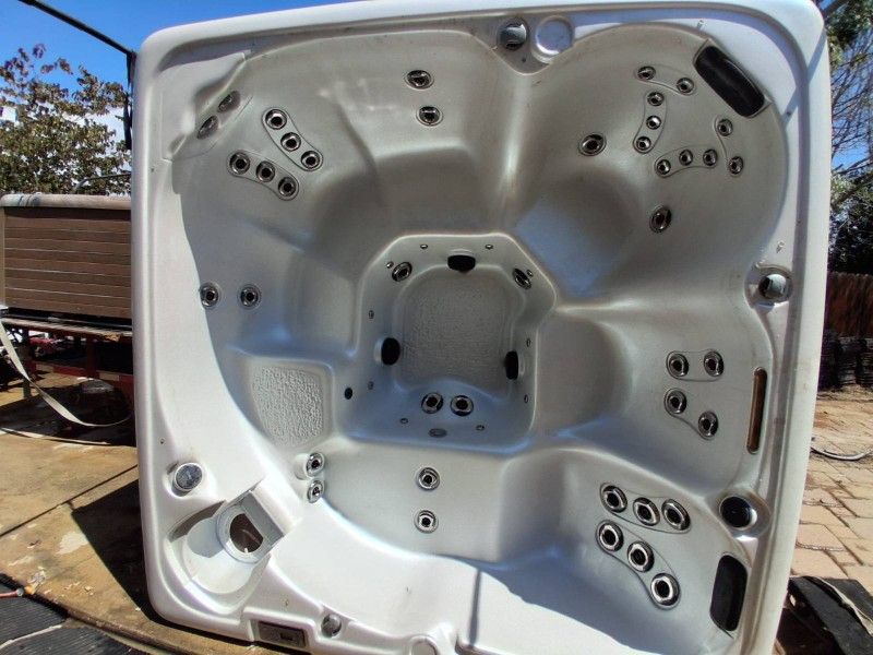 Super Clean 6 Person Hi End Spa 10k New 