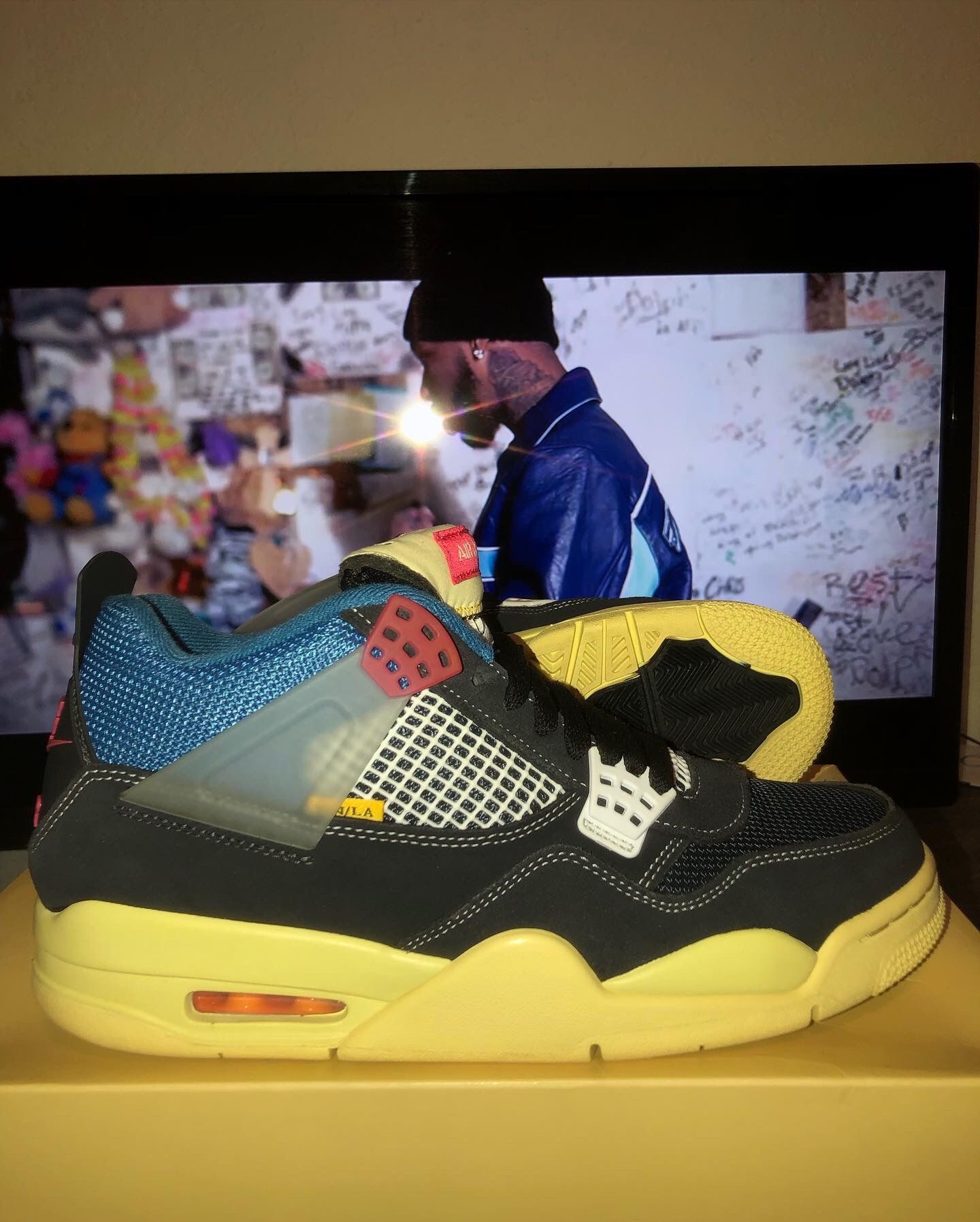 Union “off Noir” Size 9 Jordan 4