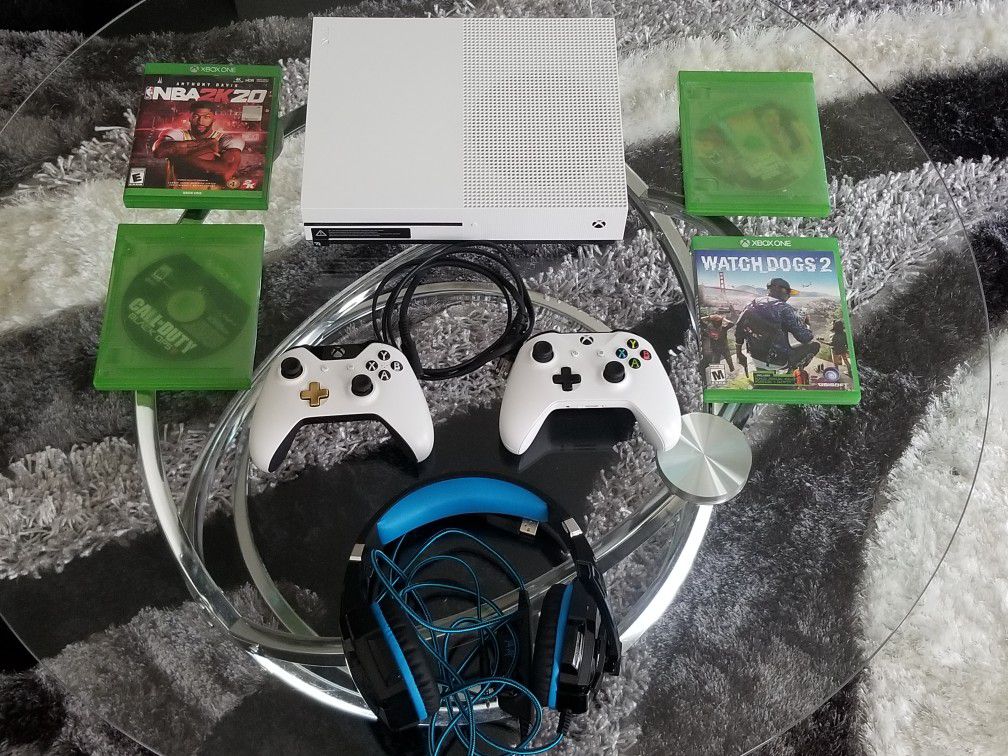 Xbox 1 S Series 1TB w/ games and headset