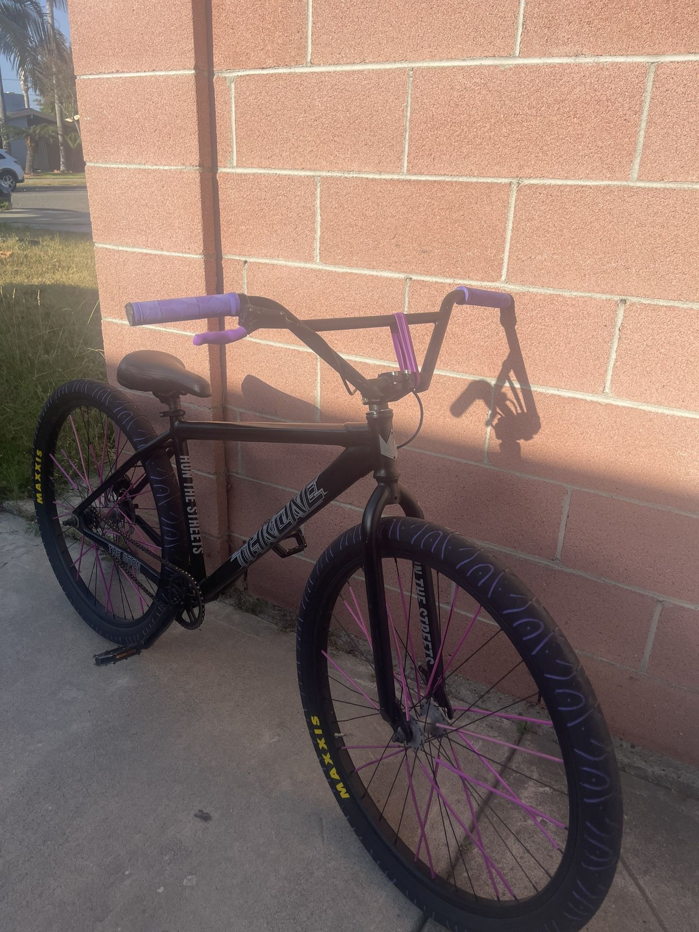 29” Throne the Goon