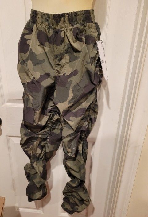 women military camo pants Medium new