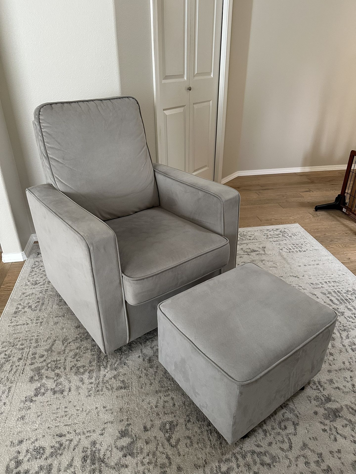 Delta Children Noah Nursery Glider Swivel Rocker Chair With Ottoman (MSRP $400 + Tax)