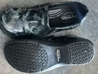 5 $ non slip shoes