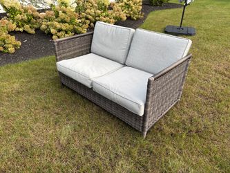 Outdoor Wicker Patio Set / Cantilevered Umbrella