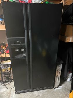 Side-by-side refrigerator freezer