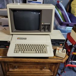 Vintage working Apple lle  computer, dual disc drives, monitor and  manuals, games and software. 