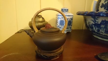Handmade Zisha Clay Teapot (Pre-owned) 