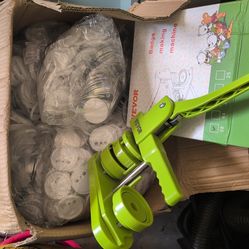 Badge making machine