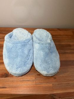 These blue Tempur-Pedic slippers are designed with soft terry cloth for comfort.