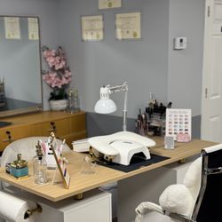 I bought a new desktop table two days ago, but it's way too big for the space I have.