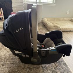 Nuna Pipa RX Car seat and Base