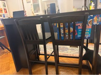 Kitchen island with bookshelf + 2 high chairs