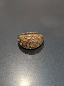 Beautiful 10kt ring with pave stone