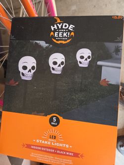 Halloween blow up 4 of them  5 boxes of skull 💀 lights  stakes