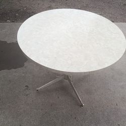 Round table – clean, simple, and looks great anywhere