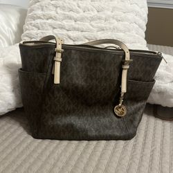 MICHAEL KORS XL PURSE- $85